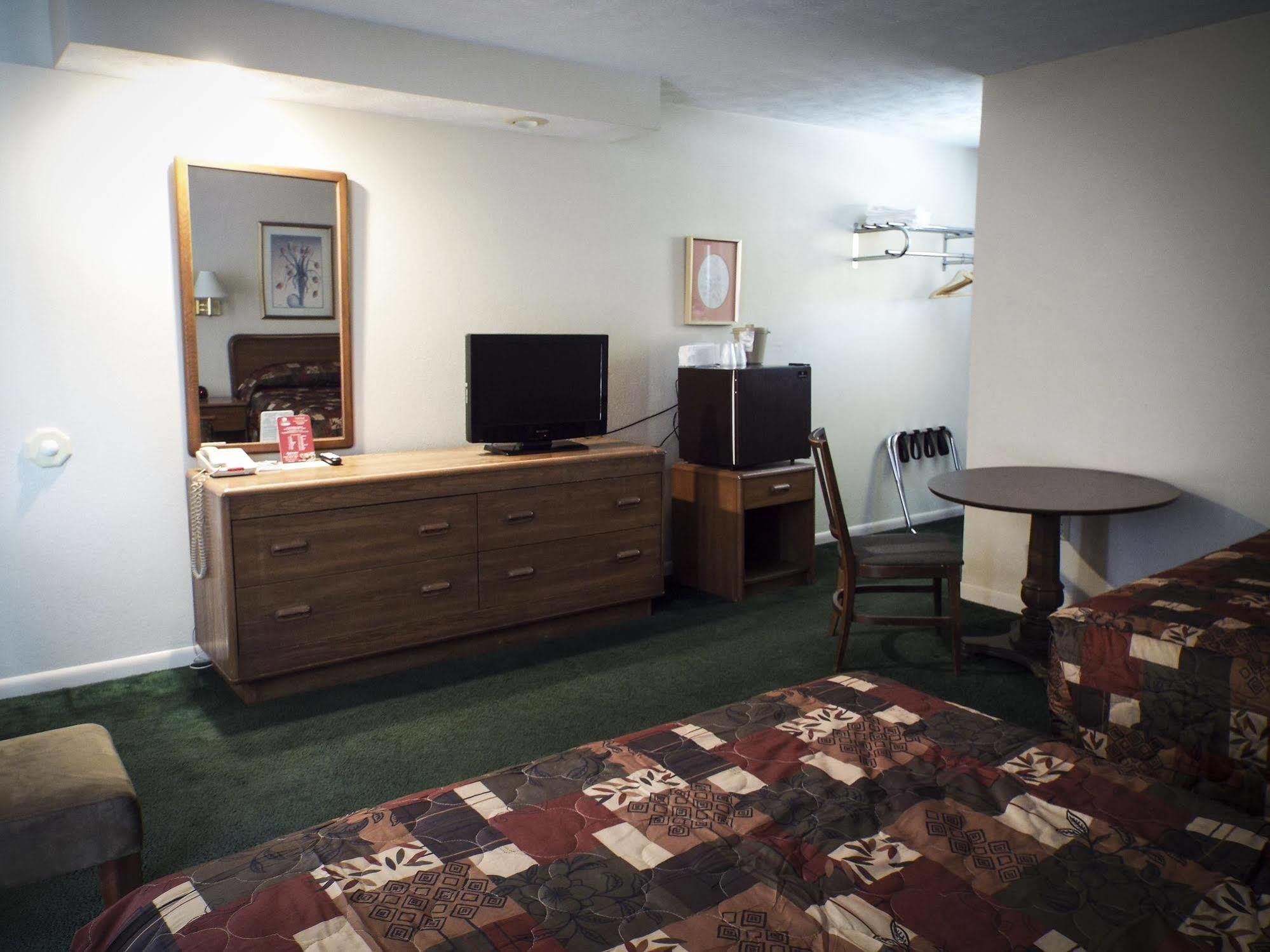 אסקנבה Hiawatha Motel מראה חיצוני תמונה