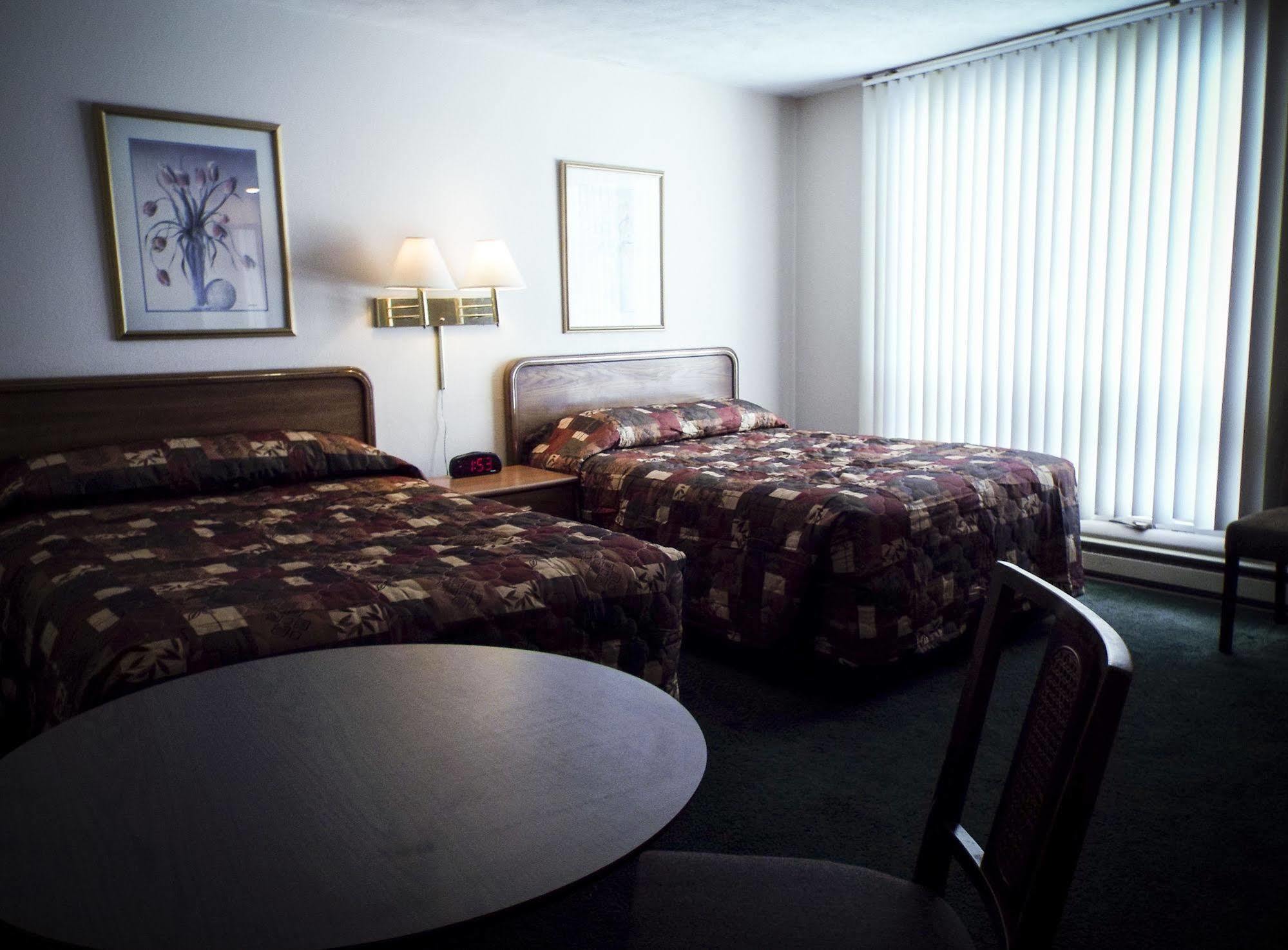 אסקנבה Hiawatha Motel מראה חיצוני תמונה